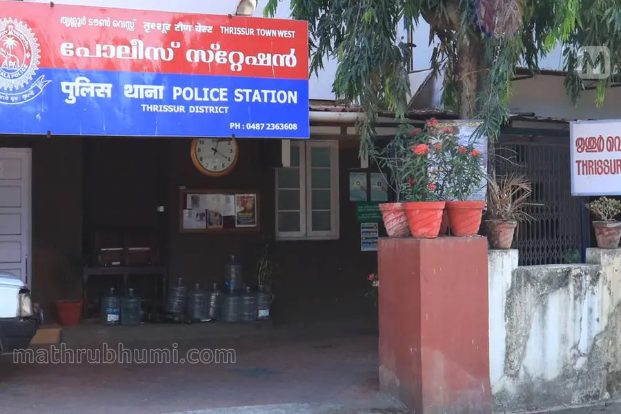 'ബോംബ് വെച്ച് തകര്ക്കും', 'ആവേശം' മോഡല് പിറന്നാളാഘോഷം മുടക്കിയതിന് പോലീസിന് ഗുണ്ടയുടെ ഭീഷണി