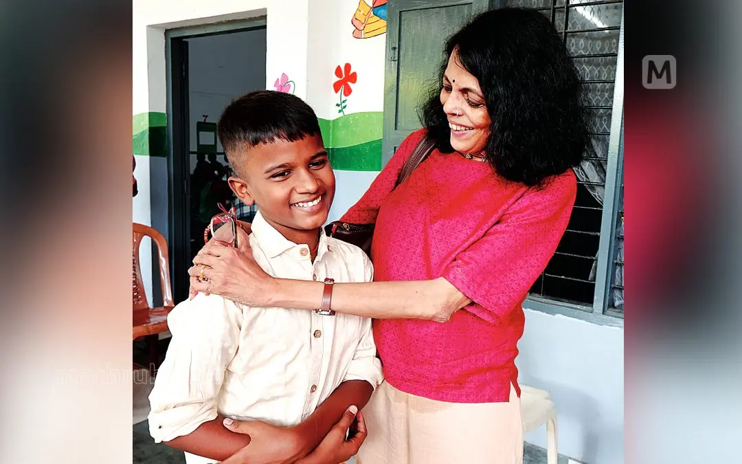 പുസ്തക പ്രകാശന പരിപാടിക്കെത്തിയ ആര്യനെ എഴുത്തുകാരി പ്രിയ എ.എസ്. അഭിനന്ദിക്കുന്നു.
