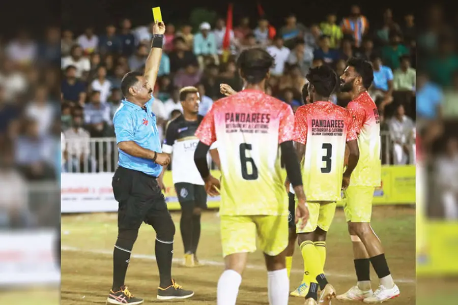 മൂന്ന് പതിറ്റാണ്ടായി കാല്പ്പന്തു മൈതാനത്ത് വിസിലൂതി കളം വാഴുന്ന അബ്ദുറൗഫ്