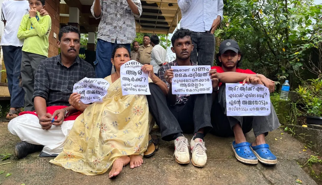 പ്രമോദ് കോട്ടൂളിയും അമ്മയും സമരത്തിനിടെ | ഫോട്ടോ: ഷഹീർ സി.എച്ച്.