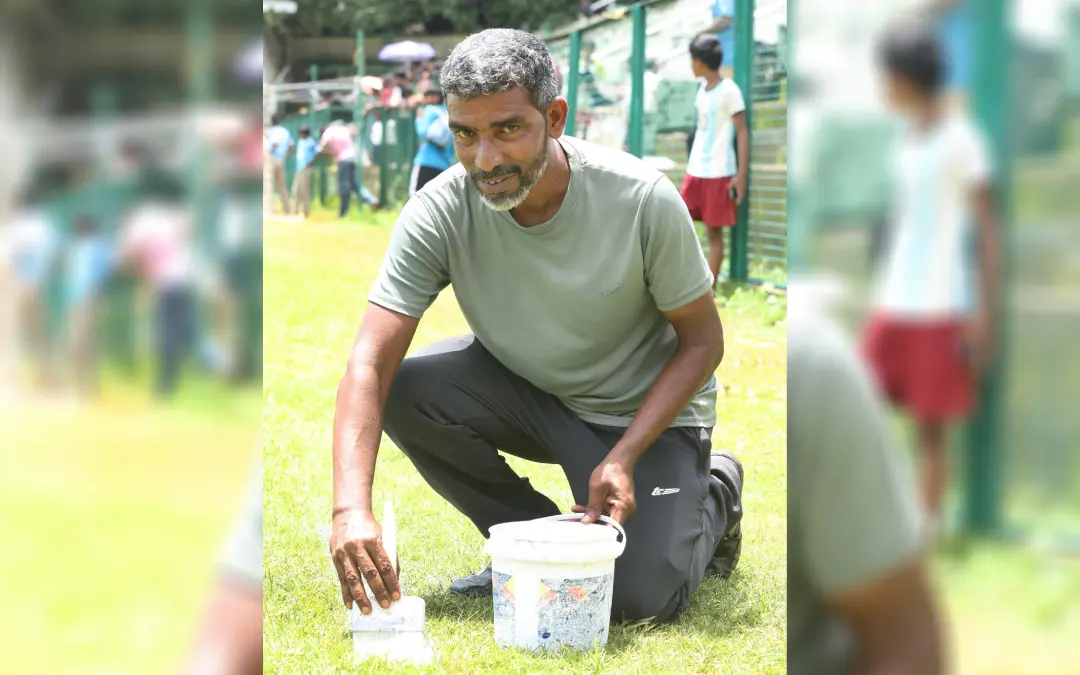 ഫുട്ബോള് മൈതാനങ്ങളുടെ മാര്ക്കറായ കക്കാടന് ഷാജി | ഫോട്ടോ: കെ.ബി. സതീഷ് കുമാര്