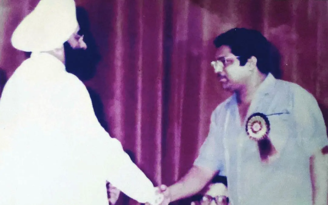 തിങ്കളാഴ്ച നല്ല ദിവസത്തിനു മികച്ച പ്രാദേശിക ചിത്രത്തിനുള്ള ദേശീയ പുരസ്കാരം സ്വീകരിച്ചശേഷം അരോമ മണി അന്നത്തെ രാഷ്ട്രപതി ഗ്യാനി സെയിൽ സിങ്ങിനൊപ്പം (ഫയൽ ചിത്രം)