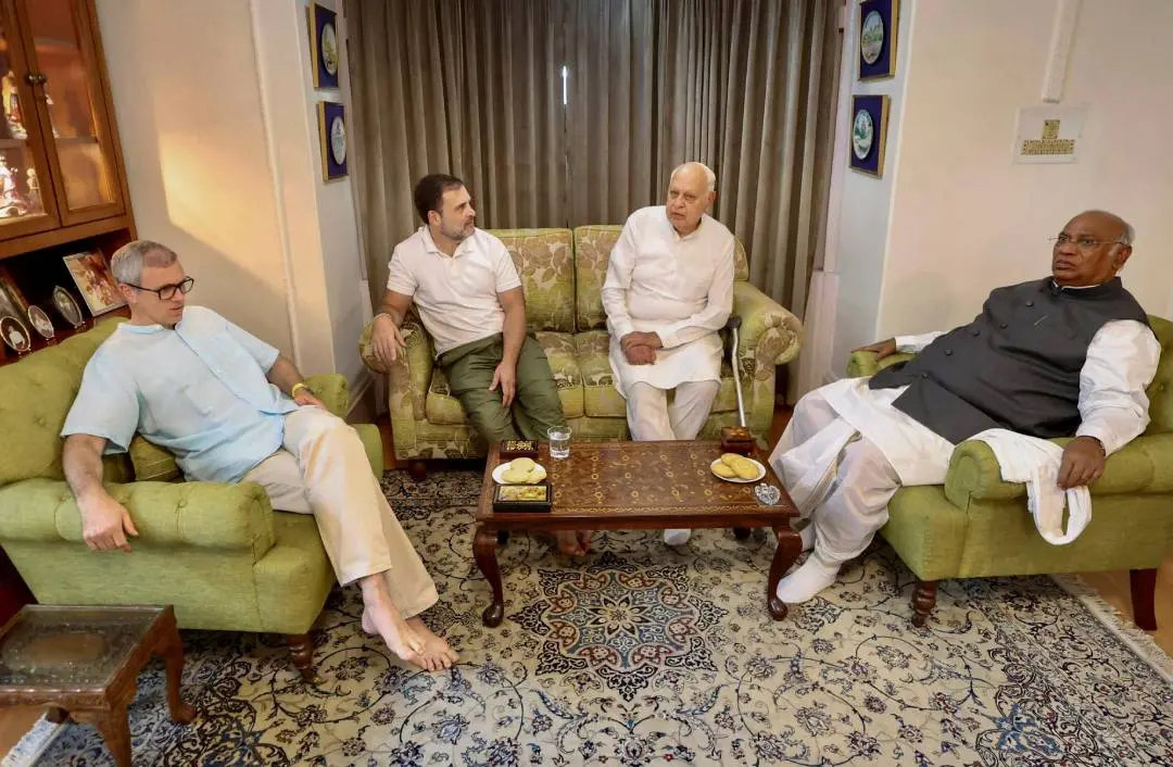 ശ്രീനഗറില് കോണ്ഗ്രസ് അധ്യക്ഷന് മല്ലികാര്ജുന് ഖാര്ഗെ, പ്രതിപക്ഷ നേതാവ് രാഹുല് ഗാന്ധി എന്നിവര് നാഷണല് കോണ്ഫറന്സ് നേതാക്കളായ ഫറൂഖ് അബ്ദുള്ള, ഒമര് അബ്ദുള്ള എന്നിവരുമായി ചൊവ്വാഴ്ച ചര്ച്ച നടത്തുന്നു | ഫോട്ടോ: പിടിഐ
