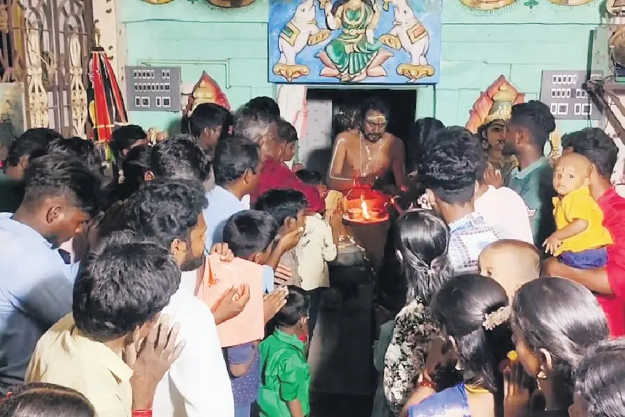 വര്ഷങ്ങൾനീണ്ട പോരാട്ടത്തിനൊടുവിൽ സ്വാതന്ത്ര്യം; ക്ഷേത്രപ്രവേശനം നേടിയെടുത്ത് ദളിത് കുടുംബങ്ങൾ