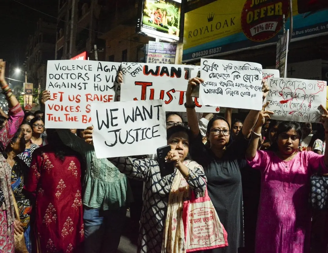 വനിതാ ഡോക്ടറുടെ ബലാത്സംഗ കൊലപാതകത്തില് പ്രതിഷേധിക്കുന്നവര്.| Photo: ANI