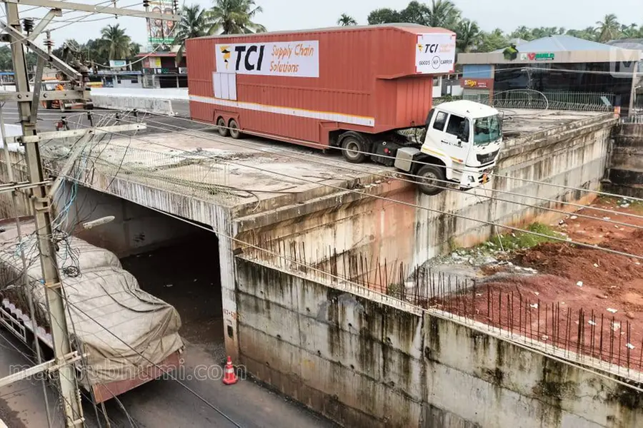 ലോറി വഴിമാറി ഓടി, നിര്‍മാണത്തിലിരുന്ന അടിപ്പാതയ്ക്ക് മുകളില്‍ കാബിന്‍ കുടുങ്ങി, അപകടം ഒഴിവായി
