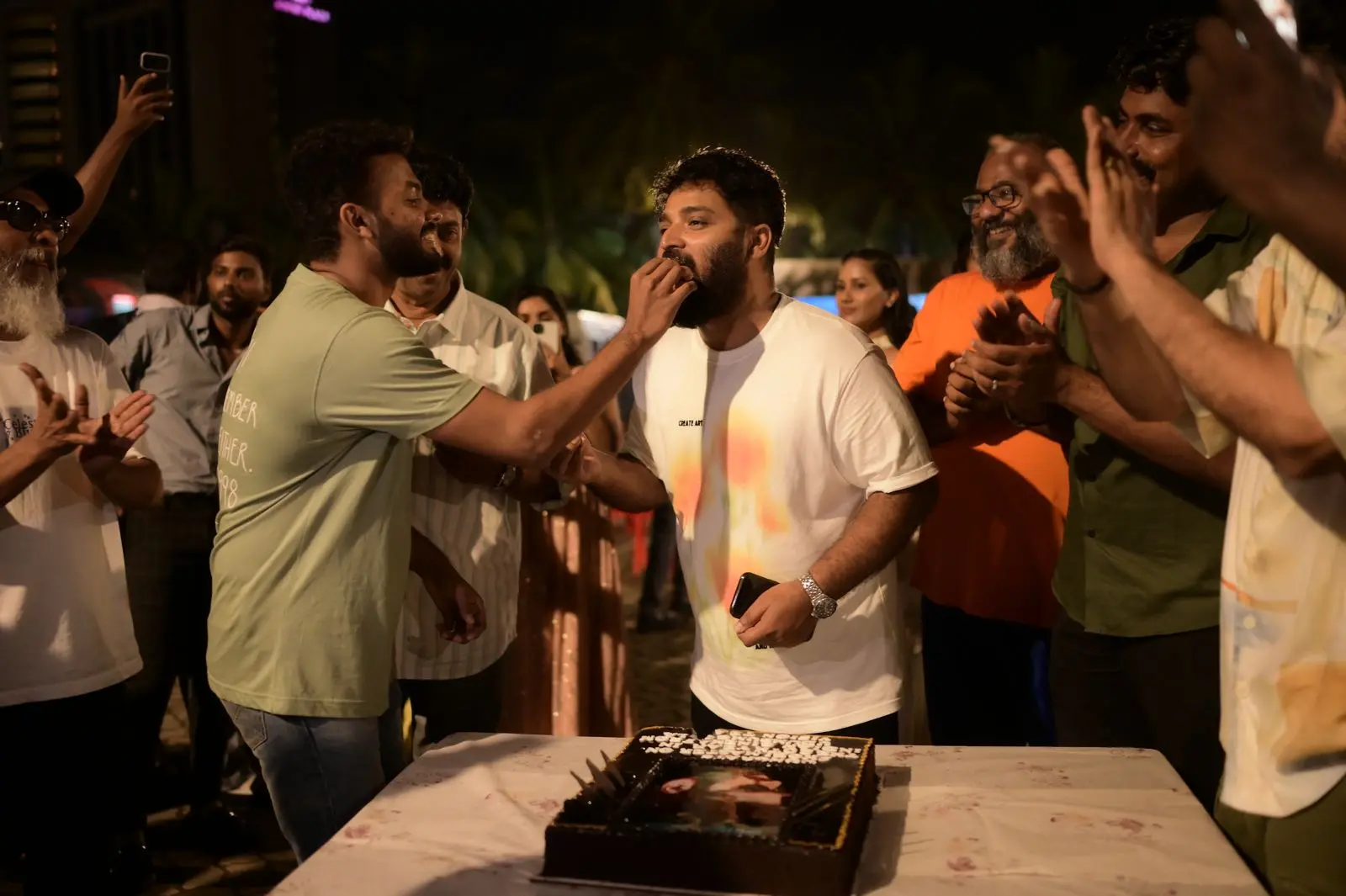 ഷോബി മാസ്റ്റർക്ക് മധുരം നൽകുന്ന നടൻ മാത്യു തോമസ് | ഫോട്ടോ: അറേഞ്ച്ഡ്