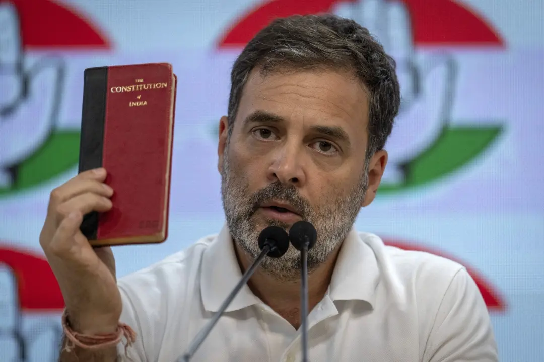വാർത്താ സമ്മേളനത്തിനിടെ ഇന്ത്യൻ ഭരണഘടന ഉയർത്തിക്കാണിക്കുന്ന രാഹുൽ ഗാന്ധി (ഫയൽ ചിത്രം) | Photo: AP