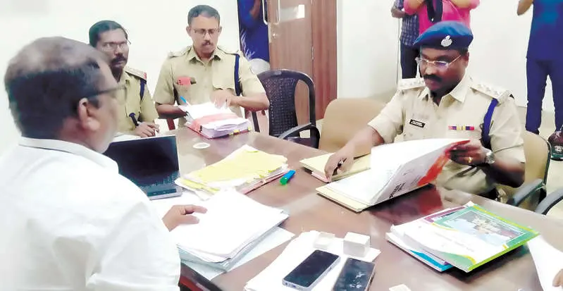 • ക്രൈംബ്രാഞ്ച് ഡിവൈ.എസ്.പി. സാജു വർഗീസിന്റെ നേതൃത്വത്തിൽ നഗരസഭയിൽ പരിശോധന നടത്തുന്നു