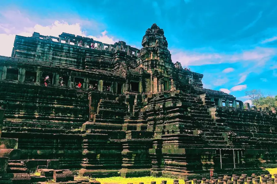 പുരാതനക്ഷേത്രങ്ങളിലൂടെ ഓടി 'ടെംപിള് റണ് ചലഞ്ച്'; ടൂറിസ്റ്റുകള്ക്കെതിരെ വ്യാപക വിമര്ശനം