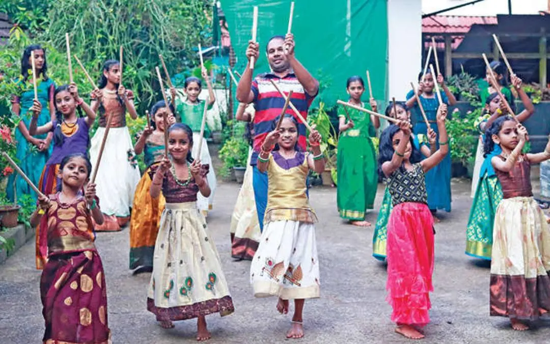 ശിഹാബ് കുട്ടികളെ ഗോപികാനൃത്തം പരിശീലിപ്പിക്കുന്നു | ഫോട്ടോ: അജിത് ശങ്കരന്/ മാതൃഭൂമി
