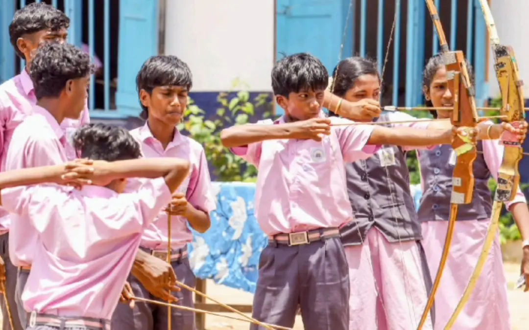 അമ്പെയ്ത്ത് പരിശീലിക്കുന്ന വിദ്യാര്ഥികള്