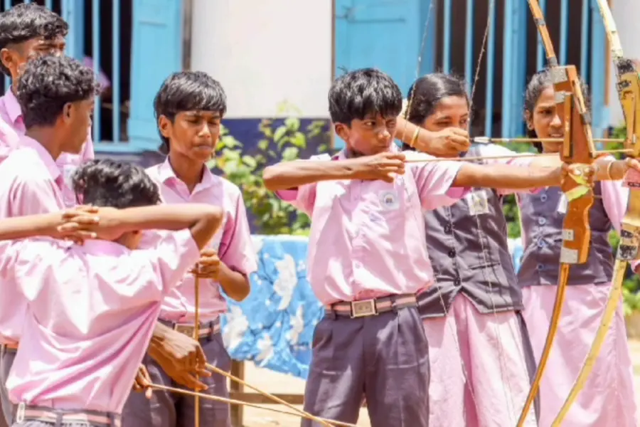 പള്ളിക്കൂടപ്പട്ടാളം ! കുട്ടികൾക്ക് സൗജന്യമായി അമ്പെയ്ത്ത് പരിശീലനം നൽകി പൂര്വവിദ്യാര്ഥി