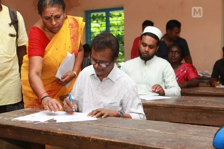 കഷ്ടപ്പാടില്‍ നാലാം ക്ലാസില്‍ പഠനം ഉപേക്ഷിച്ചു; ഇന്ന് ഏഴാംതരം തുല്യത പരീക്ഷ എഴുതി ഇന്ദ്രന്‍സ്