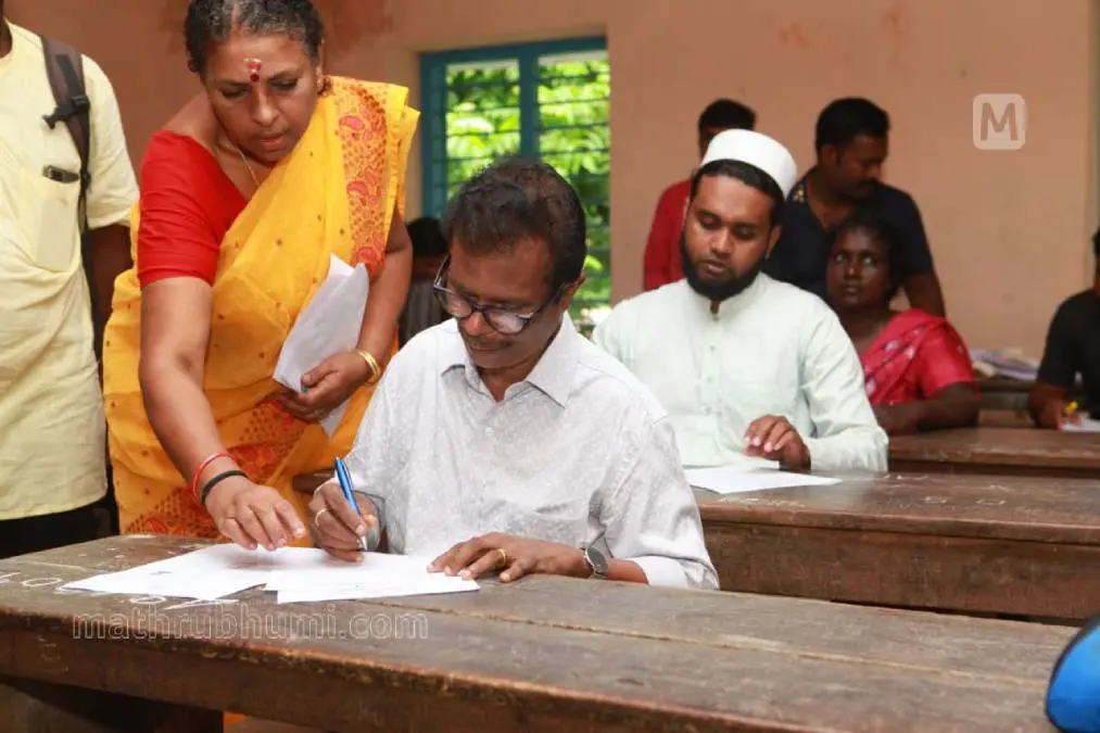 നടൻ ഇന്ദ്രൻസ് സാക്ഷരതാ മിഷൻ്റെ ഏഴാം തരം തുല്യതാ പരീക്ഷ തിരുവനന്തപുരം അട്ടക്കുളങ്ങര ഗവ. സെൻട്രൽ സ്കൂളിൽ എഴുതുന്നു | ഫോട്ടോ: മാതൃഭൂമി