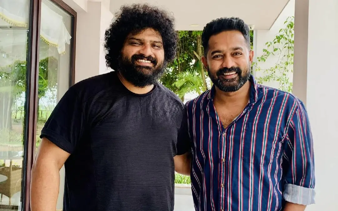 ആസിഫ് അലിക്കൊപ്പം അനൂപ് പന്തളം | photo: facebook/anoop pandalam