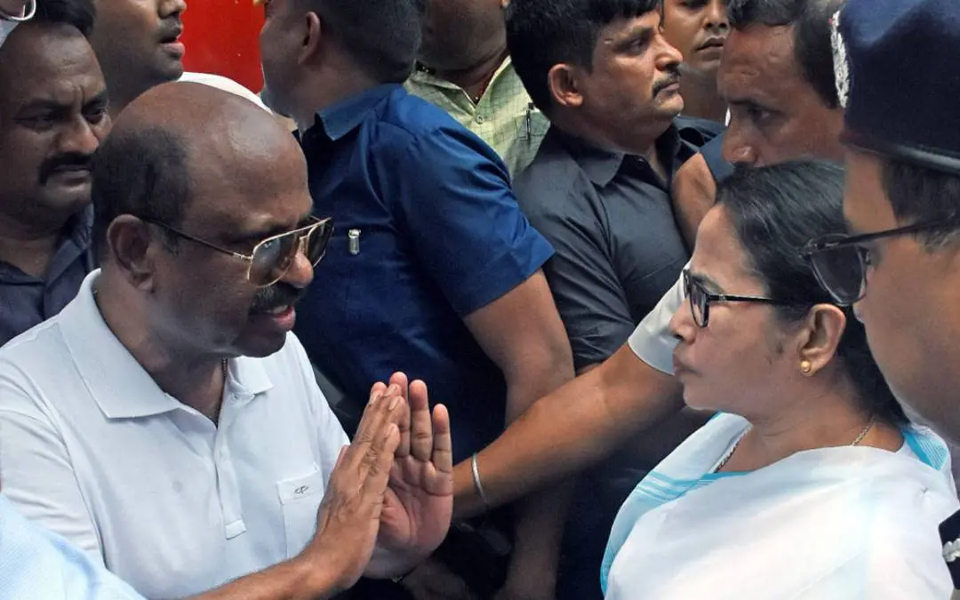 സി.വി. ആനന്ദബോസും മമത ബാനര്ജിയും | File Photo: ANI