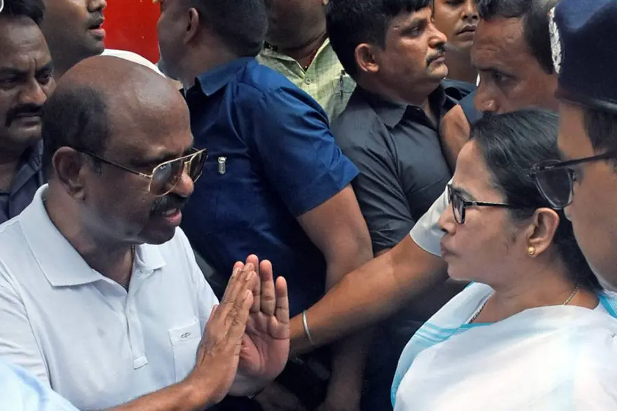 സി.വി ആനന്ദബോസിനെതിരായി അപകീര്ത്തി പരാമര്ശങ്ങള് നടത്തുന്നതില് മമതയെ വിലക്കി ഹൈക്കോടതി