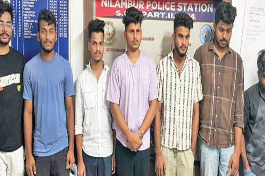 പോലീസ് സ്‌റ്റേഷന് മുന്‍പിലൂടെ മണല്‍ കടത്തുന്ന റീല്‍സ്; കോളേജ് വിദ്യാര്‍ഥി അടക്കം ഏഴുപേര്‍ അറസ്റ്റിൽ