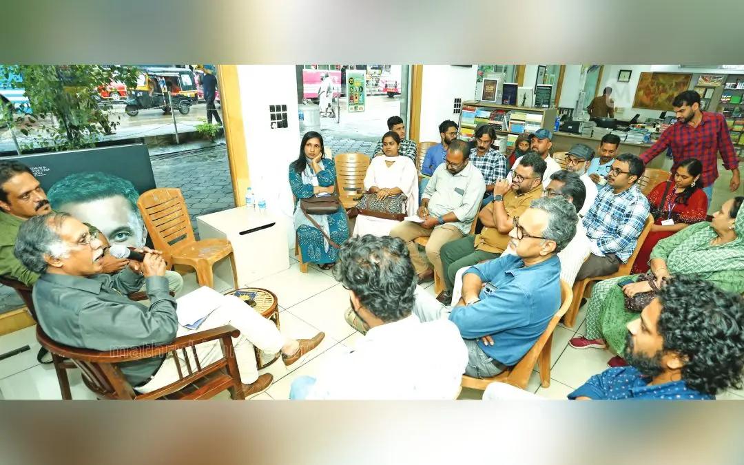 മാതൃഭൂമി ബുക്സിൽ നടത്തിയ പുസ്തകചർച്ച പി.കെ. പാറക്കടവ് ഉദ്ഘാടനംചെയ്യുന്നു. വി.എസ്. അജിത്ത് സമീപം.