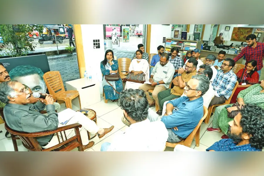 'ഇന്ന് രാത്രി പതിനൊന്നിന്': പുസ്തകചര്ച്ച നടത്തി