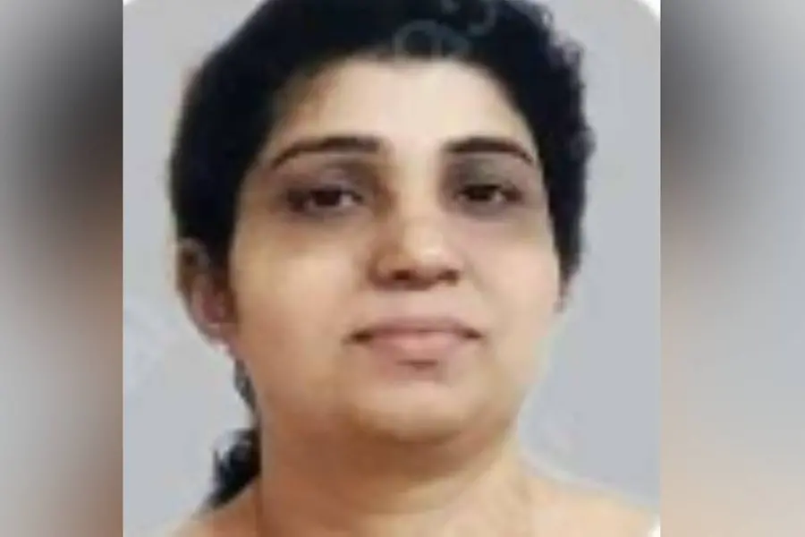 പറമ്പില്‍ ചിതയൊരുക്കി വീട്ടമ്മ ജീവനൊടുക്കി, വീടിനകത്തും വാതിലിലും കുറിപ്പ്; സംഭവം തൃശ്ശൂരില്‍