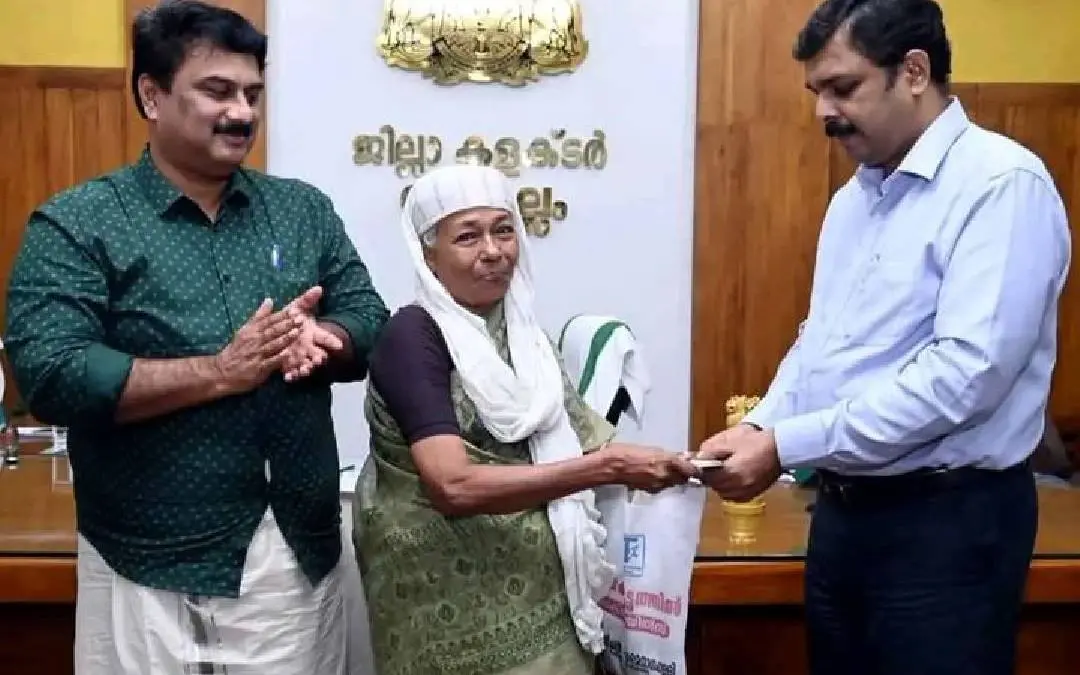 സുബൈദ ഉമ്മ ദുരിതാശ്വാസനിധിയിലേക്ക് സംഭാവന നൽകുന്നു | Photo: facebook.com/drsujithv