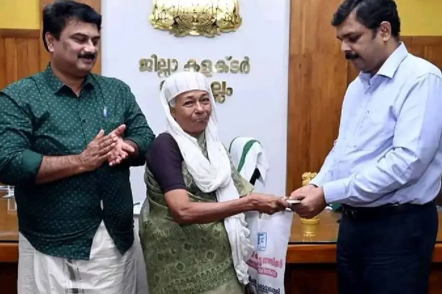 അന്ന് ആടിനെ വിറ്റ പണം ഇന്ന് ചായക്കടയിലെ വരുമാനം;ദുരിതാശ്വാസനിധിയിലേക്ക് പതിനായിരം രൂപ നൽകി സുബൈദുമ്മ