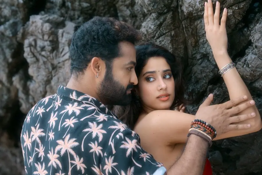 ടിക്കറ്റ് നിരക്ക് കുതിച്ചുയരും, അർധരാത്രി മുതൽ ഷോ; കൊടുങ്കാറ്റാകാൻ ജൂനിയർ എൻ.ടി.ആറിൻ്റെ 'ദേവര'