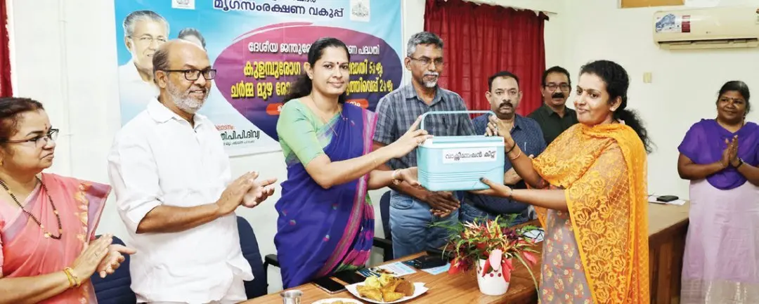 ചർമമുഴ പ്രതിരോധ കുത്തിവെപ്പ് പദ്ധതിയുടെ ഉദ്ഘാടന ചടങ്ങിൽ ജില്ലാ പഞ്ചായത്ത് പ്രസിഡന്റ് പി.പി. ദിവ്യ കുത്തിവെപ്പ് കിറ്റ് വിതരണം ചെയ്യുന്നു