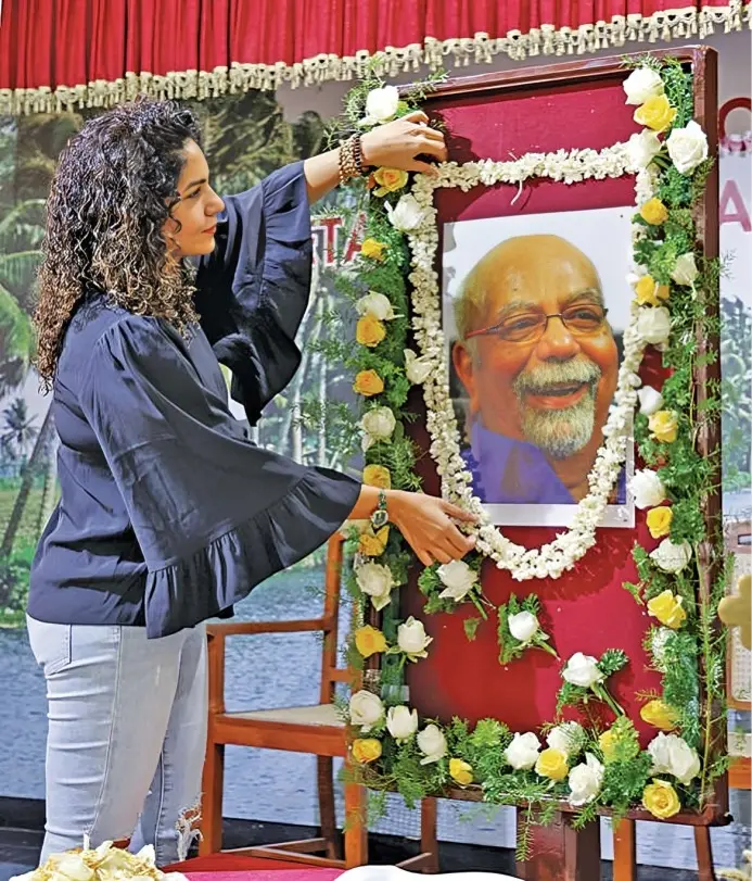 അന്തരിച്ച സിനിമാ സംവിധായകൻ കെ.ജി. ജോർജിന്റെ ഒന്നാം ചരമവാർഷിക ദിനത്തിൽ പാലാരിവട്ടം പി.ഒ.സി.യിൽ 'യവനിക വീഴാത്ത മേള' എന്ന പേരിൽ നടത്തിയ അനുസ്മരണ ചടങ്ങിൽ ജോർജിന്റെ ഛായാചിത്രത്തിൽ പൂമാല ചാർത്തുന്ന മകൾ താര ജോർജ്