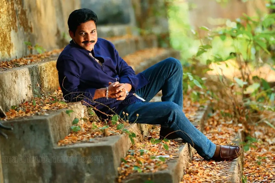 ട്രാക്കിലൂടെ കുറേദൂരം നടന്നു, ബാഗില് നിന്നും കത്തെടുത്ത് പുറത്തുവെച്ചു, അവസാനിപ്പിക്കാന് പോവുകയാണ്