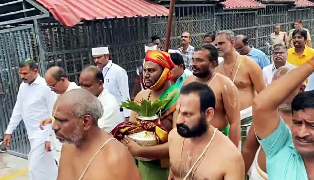 വിവാദത്തിനിടെ ക്ഷേത്രത്തിൽ ശുദ്ധീകരണ ചടങ്ങ് നടത്തുന്നു | Photo:ANI