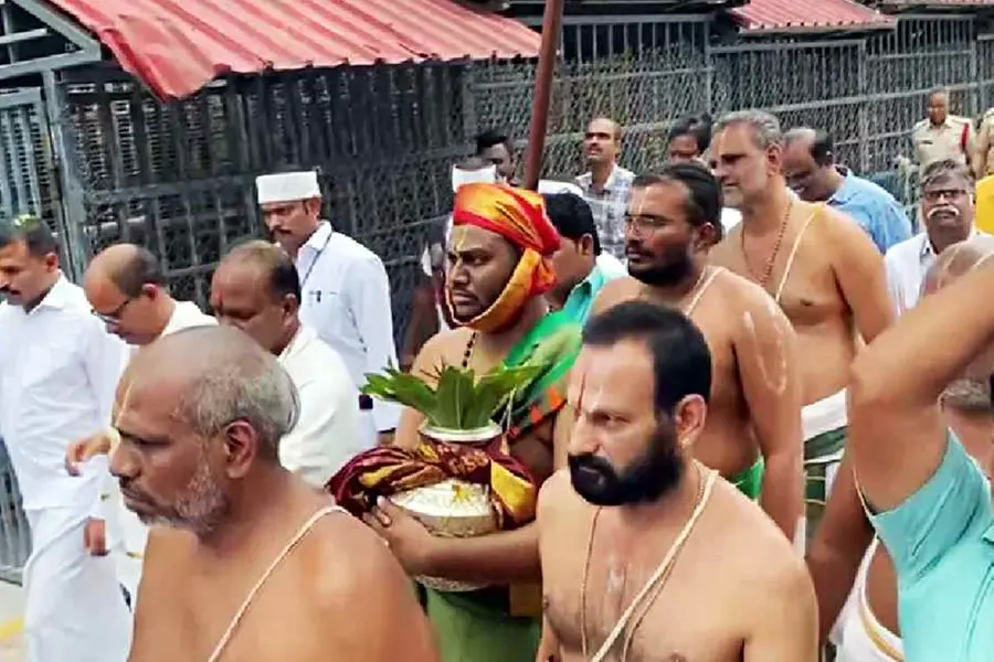 'കൽക്കണ്ടവും ഏലക്കായയും പ്രസാദമാക്കൂ'; ലഡ്ഡു വിവാദത്തിൽ സന്യാസി സംഘടന