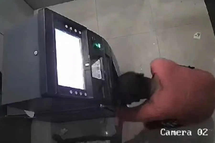 വട്ടിയൂര്ക്കാവില് ATM തകര്ത്ത് മോഷണശ്രമം, അലാറം മുഴങ്ങിയതോടെ കള്ളന് ഇറങ്ങിയോടി | VIDEO