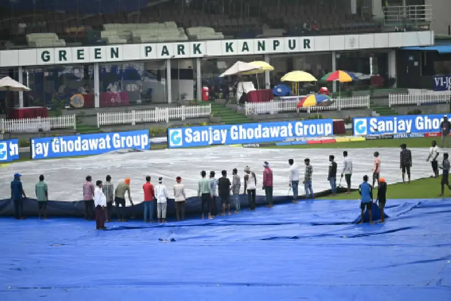 ഗ്രൗണ്ടിലെ നനവ് മാറിയില്ല; ഇന്ത്യ-ബംഗ്ലാദേശ് ടെസ്റ്റില് മൂന്നാംദിനവും ഒരു പന്തുപോലും എറിയാനായില്ല