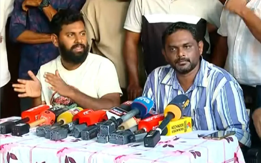 മുബീനും മനാഫും വാർത്തസമ്മേളനത്തിൽ | Photo: Screengrab / Matrhubhumi News