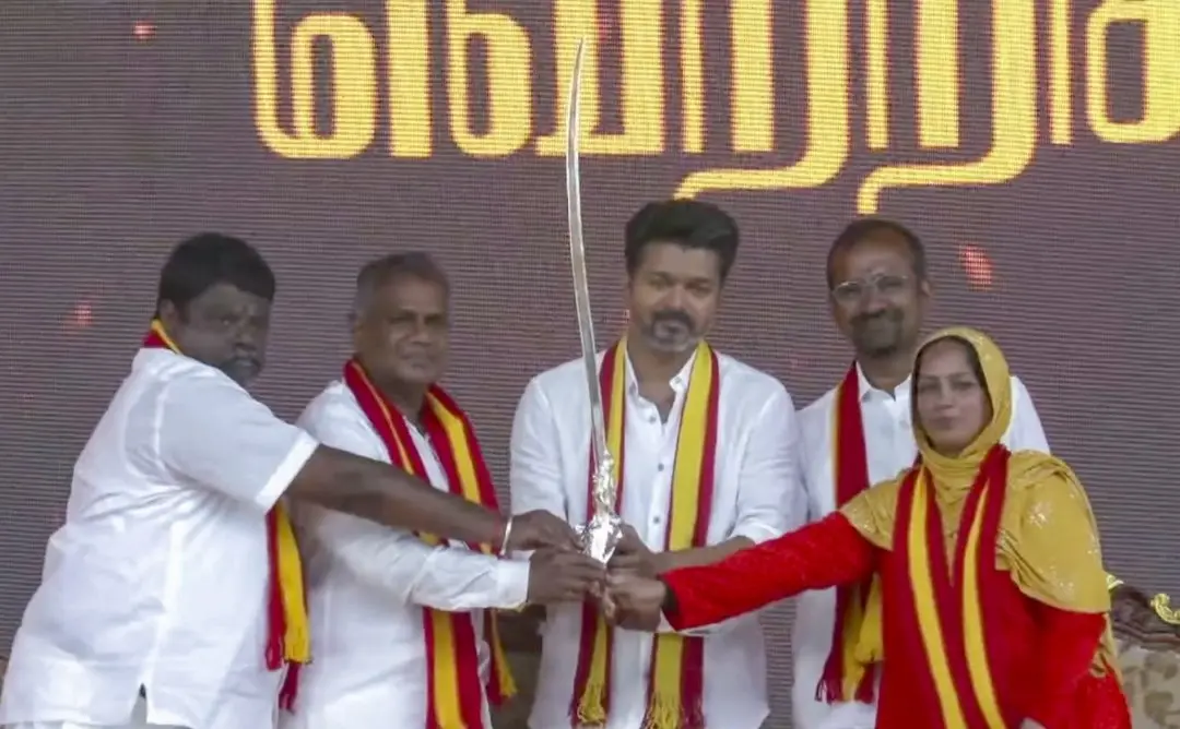 ടി.വി.കെയുടെ ആദ്യ സംസ്ഥാന സമ്മേളനത്തില്‍ നടൻ വിജയും മറ്റു പാർട്ടി നേതാക്കളും | ഫോട്ടോ: പിടിഐ