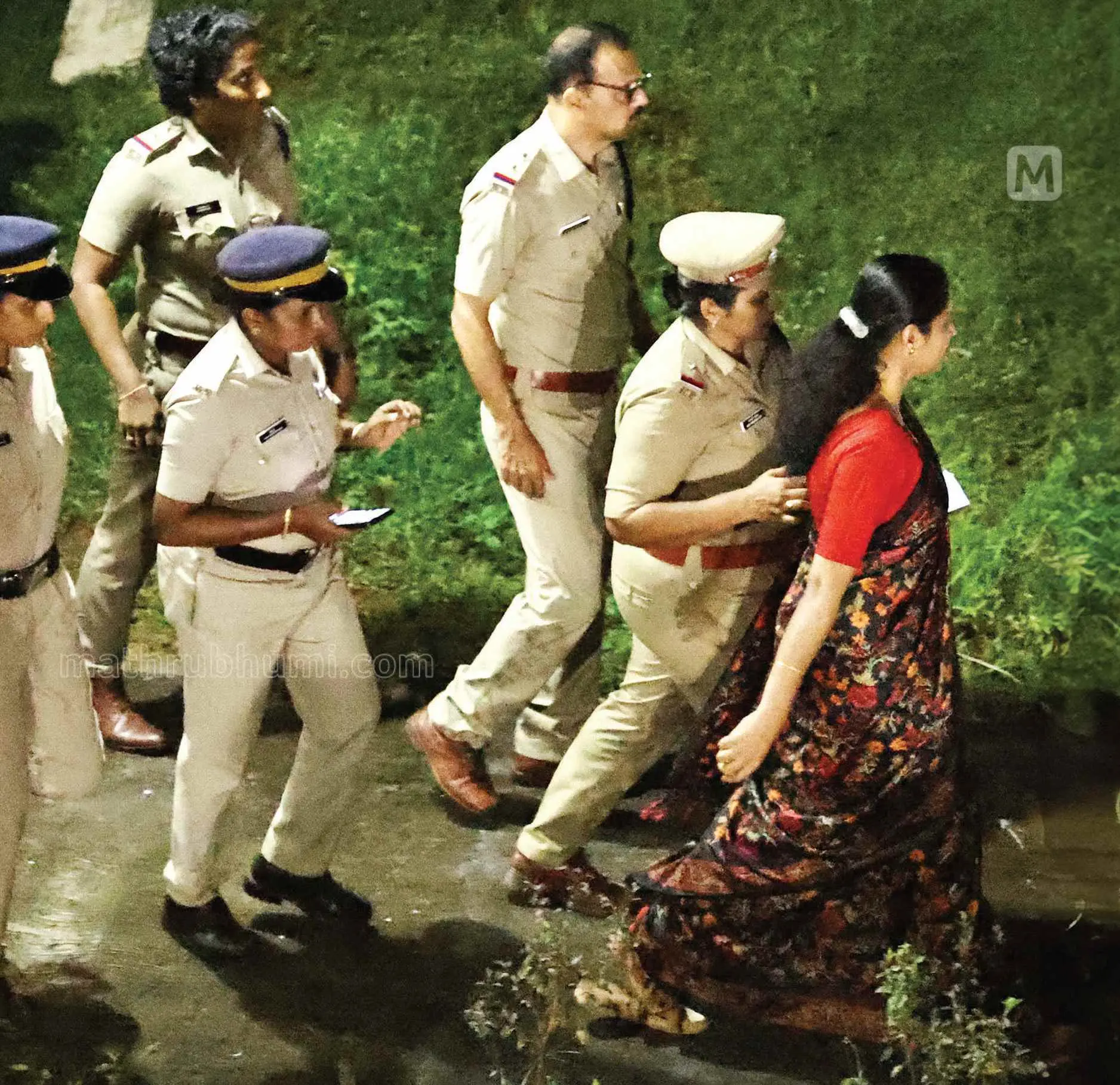 തളിപ്പറമ്പ് ജുഡീഷ്യൽ ഫസ്റ്റ് ക്ലാസ് മജിസ്ട്രേറ്റ് എം.വി. അനുരാജിനു മുൻപിൽ പിപി ദിവ്യയെ ഹാജരാക്കിയശേഷം പോലീസ് പുറത്തുകൊണ്ടുവരുന്നു | ഫോട്ടോ: ലതീഷ് പൂവ്വത്തുർ