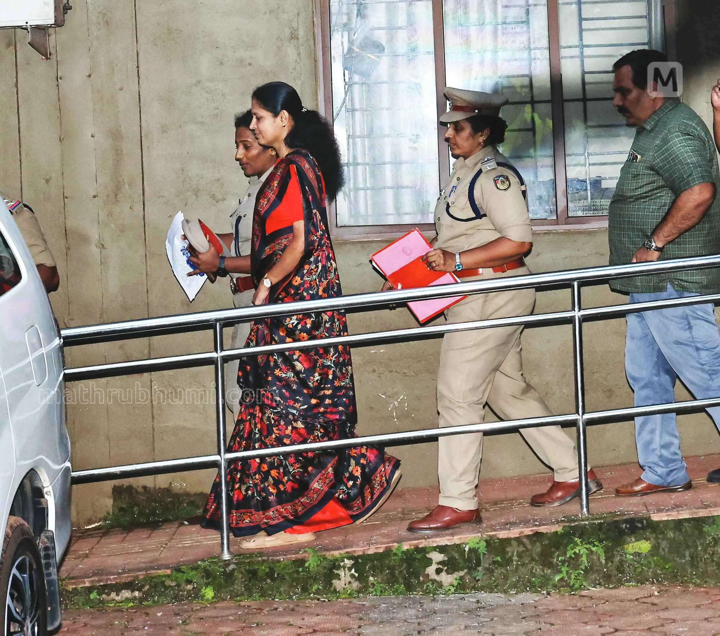 • പി.പി. ദിവ്യയെ കണ്ണൂർ ക്രൈംബ്രാഞ്ച് ഓഫീസിൽ ചോദ്യംചെയ്തശേഷം വൈദ്യപരിശോധനയ്ക്കായി കൊണ്ടുപോവുന്നു