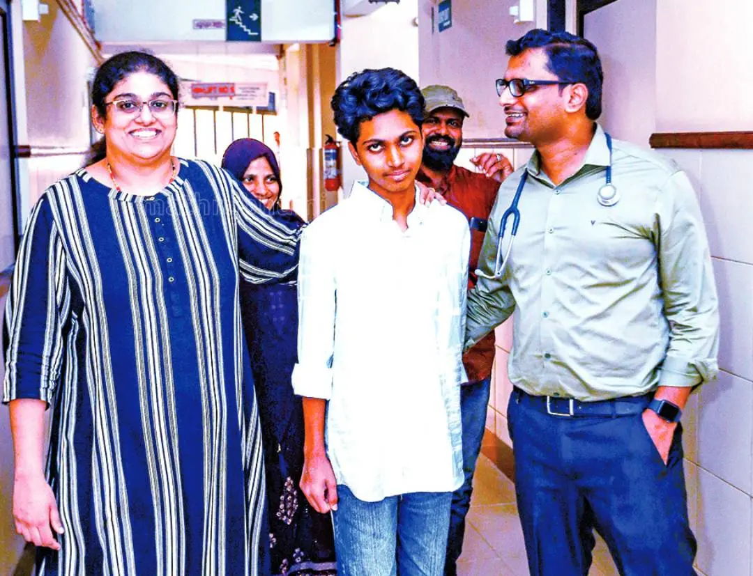 അഫ്നാന് തന്നെ ചികിത്സിച്ച ഡോ.ഫെബ്ന റഹ്മാന്, ഡോ.അബ്ദുള് റൗഫ്, മാതാപിതാക്കളായ എം.കെ സിദ്ദീഖ്, റൈഹാനത്ത് എന്നിവര്ക്കൊപ്പം | ഫോട്ടോ: പി.കൃഷ്ണപ്രദീപ്