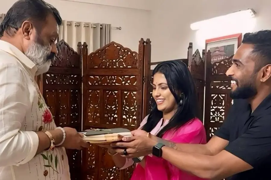 'ആദ്യ കല്യാണക്കുറി സൂപ്പർസ്റ്റാറിന്',സുരേഷ് ഗോപിയുടെ അനുഗ്രഹം വാങ്ങി നടി ശ്രീവിദ്യ