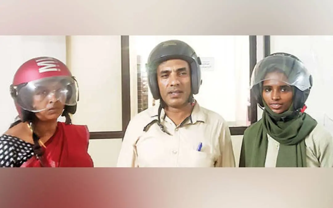 തിരൂരങ്ങാടി നഗരസഭാ കൗൺസിൽ യോഗത്തിൽ പങ്കെടുക്കുന്നതിനായി ഹെൽമെറ്റ് ധരിച്ചെത്തിയ പ്രതിപക്ഷ അംഗങ്ങൾ