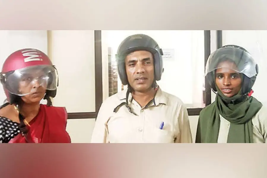 ഭരണസമിതിയിൽ തമ്മിൽത്തല്ലെന്ന് ആരോപണം; ഹെൽമെറ്റ് ധരിച്ചെത്തി പ്രതിപക്ഷ പ്രതിഷേധം