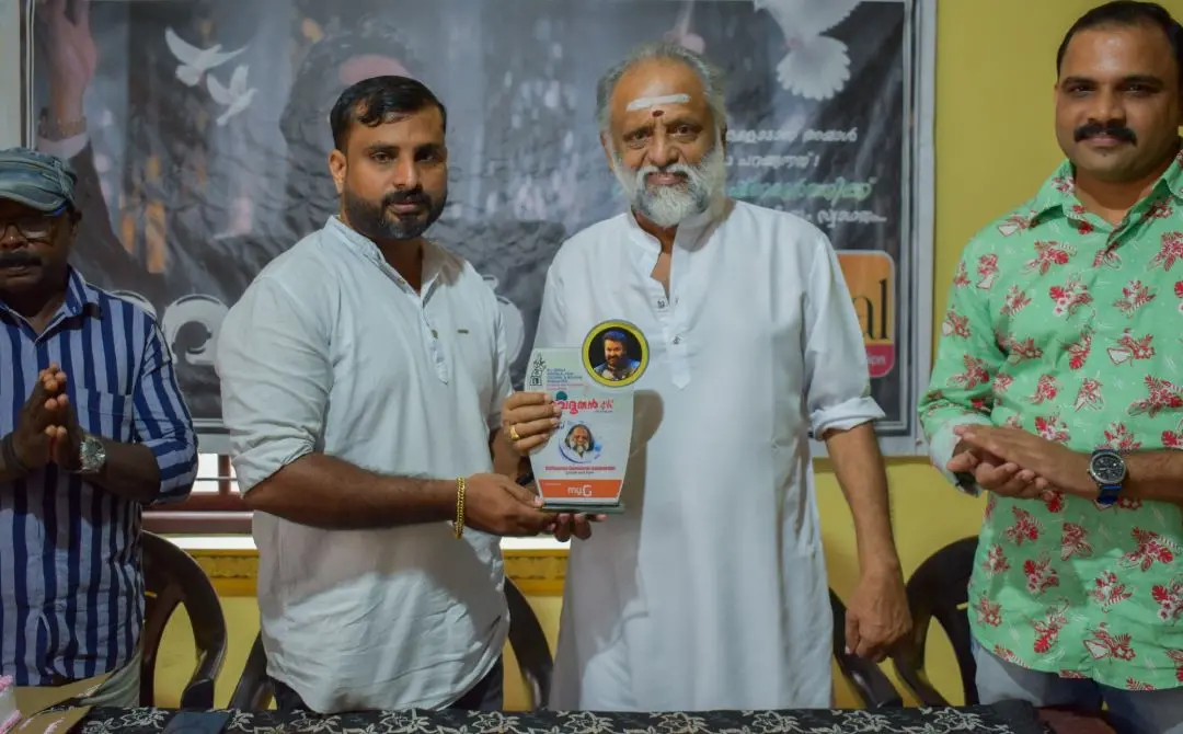 കൈതപ്രത്തെ മോഹൻലാൽ ഫാൻസ് അസോസിയേഷൻ കോഴിക്കോട് ജില്ലാ കമ്മിറ്റി ആദരിക്കുന്നു | ഫോട്ടോ: അറേഞ്ച്ഡ്