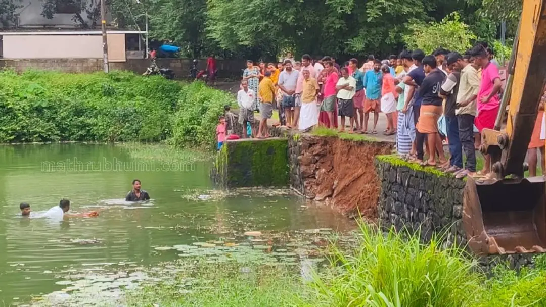 മുങ്ങിത്താഴ്ന്ന ടിപ്പര് ലോറി കയറ്റാനുള്ള ശ്രമങ്ങള്