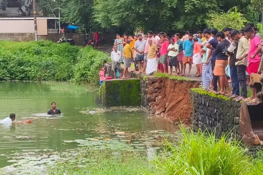 ടിപ്പര്ലോറി കുളത്തിലേക്ക് മറിഞ്ഞ് മുങ്ങിത്താഴ്ന്നു; ഡ്രൈവര് അത്ഭുതകരമായി രക്ഷപ്പെട്ടു