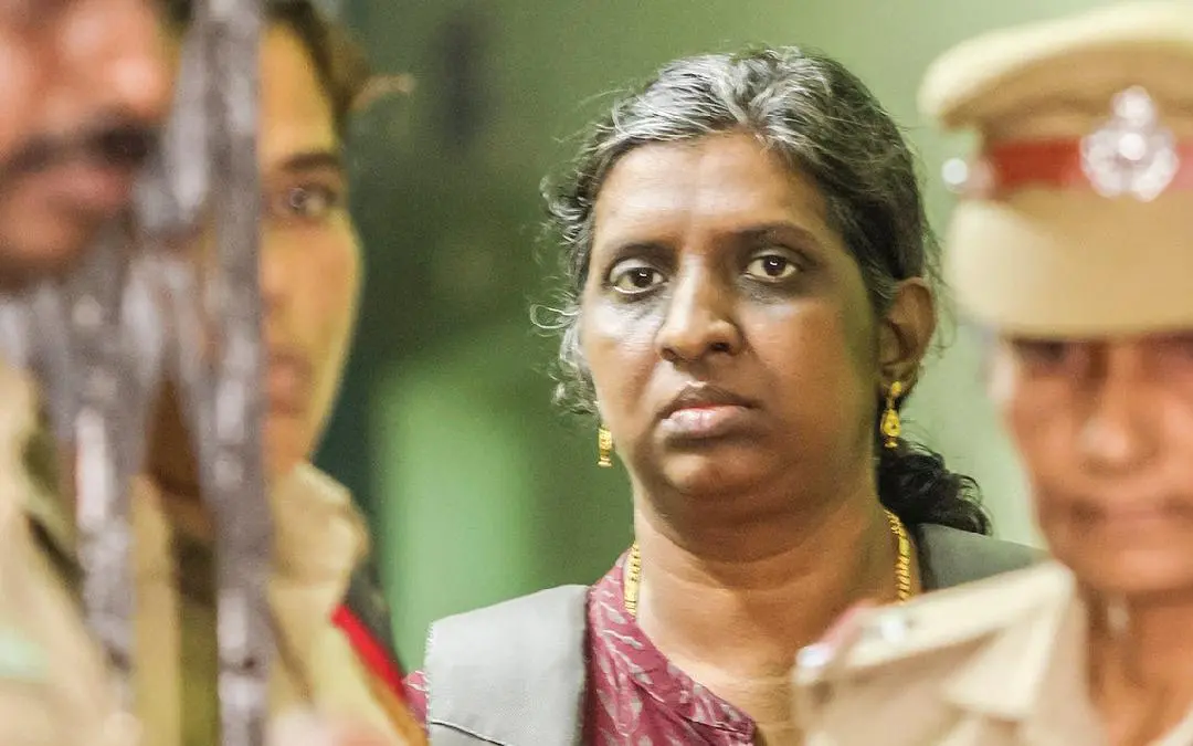 കൊല്ലത്ത് കീഴടങ്ങിയ ധന്യാമോഹനെ കൊല്ലം ഈസ്റ്റ് വനിതാ പോലീസ് സ്റ്റേഷനിൽനിന്ന് തൃശ്ശൂരിലേക്ക് കൊണ്ടുപോകുന്നു