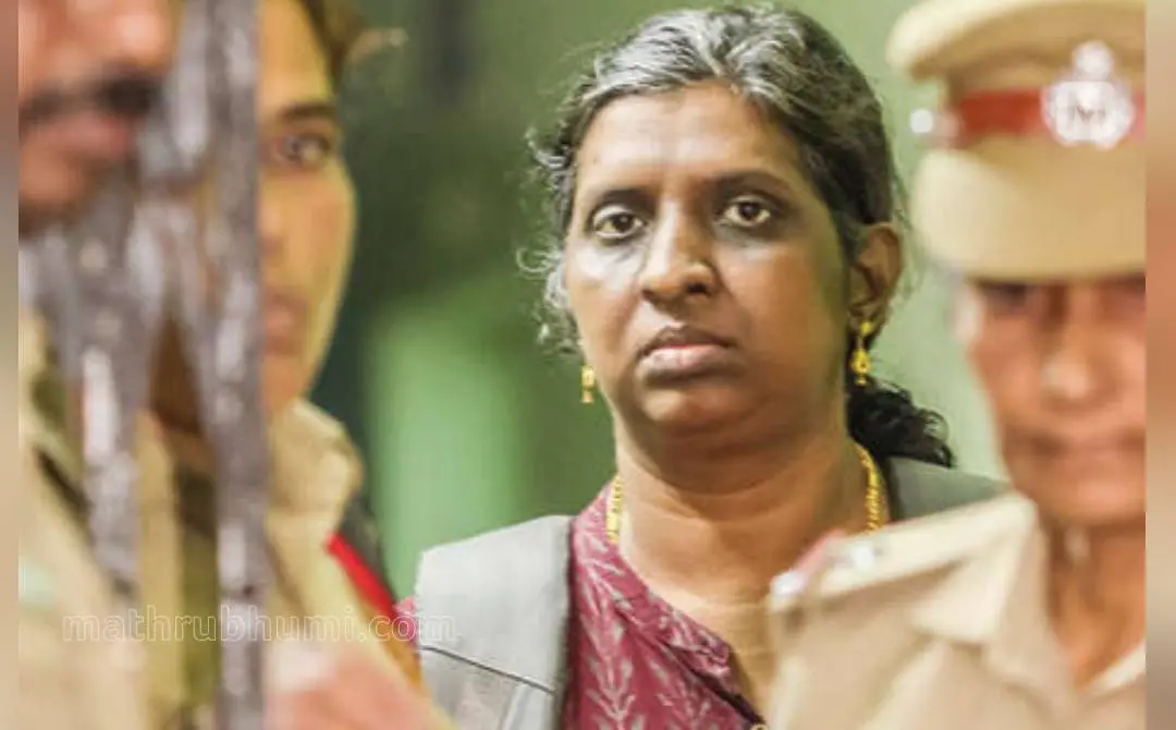 കൊല്ലത്ത് കീഴടങ്ങിയ ധന്യാ മോഹനെ കൊല്ലം ഈസ്റ്റ് വനിതാ പോലീസ് സ്റ്റേഷനിൽനിന്ന് തൃശ്ശൂരിലേക്ക് കൊണ്ടുപോകുന്നു