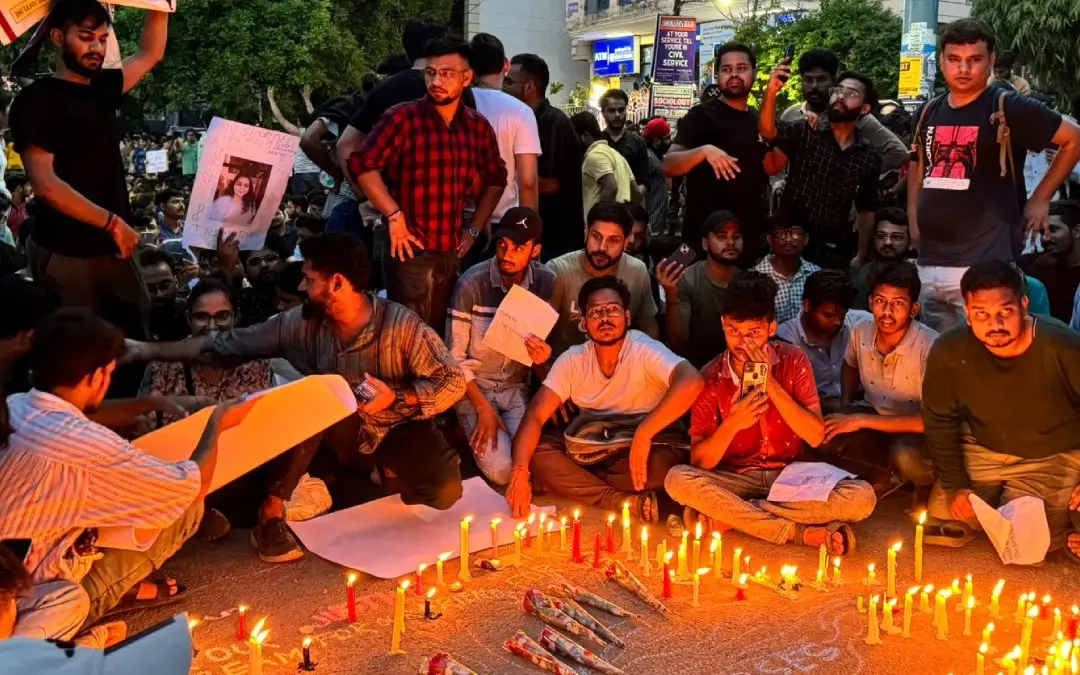 മെഴുകുതിരി കത്തിച്ച് പ്രതിഷേധം, Photo:x.com/ Madhuri Adnal